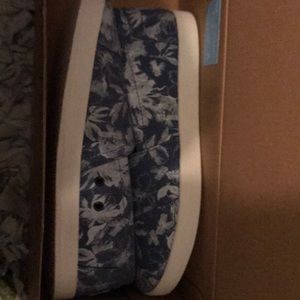 New women’s Toms size 8